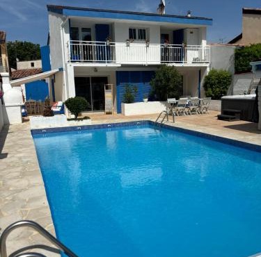 Les Volets Bleus Villa avec piscine et jacuzzi