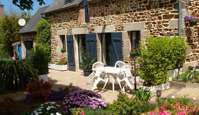 "Les Volets Bleus"