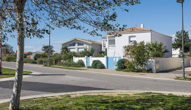 Less than 100 m from the sea, near La Rochelle: pretty T2 with private garden