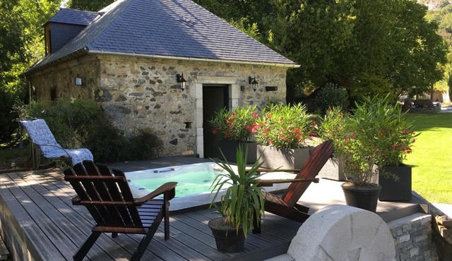 Lodge ou Gîte de caractére avec jaccuzi spa piscine