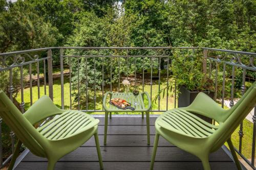 Logis Hôtel Restaurant Les 2 Rives - CHAMBRES CLIMATISEES - A75, en bordure de rivière