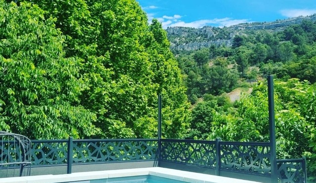 Lou Roucas : Pleasant village house with view