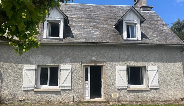 Lovely restored farmhouse typical of the Cantal region in a quiet, unspoilt setting