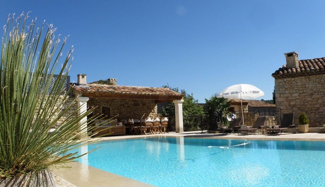 Luberon: prestigious villa with infinity swimming pool and large garden