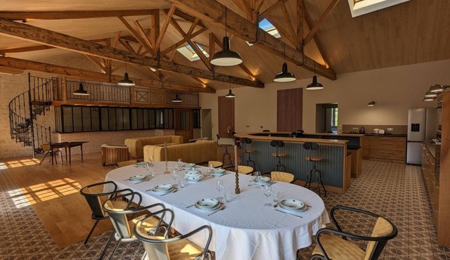 Luxurious 4-Bedroom Apartment with Private Bathrooms, Central Location, and Truffle Experience