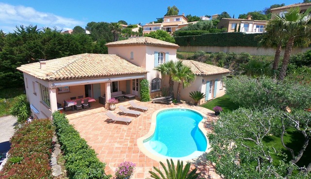 Luxury villa in a residential area with private pool overlooking the golf course