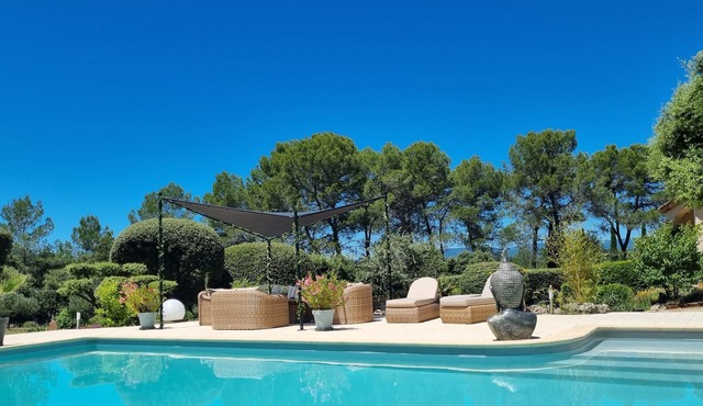 LUXURY VILLA WITH AIR CONDITIONING (2 people). PRIVATE WING "AU CALME" WITH SWIMMING POOL