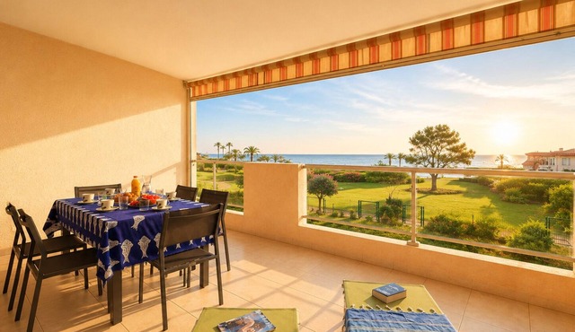 Magnificent sea-view apartment, air-conditioned and with private parking space.