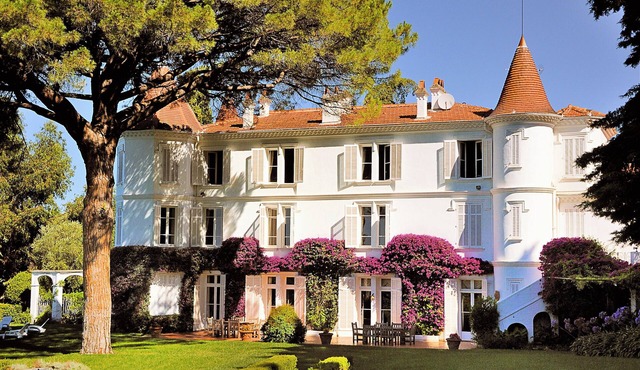 MAGNIFICENT HILLTOP CHATEAU WITH SEA VIEWS, 10 minutes from Cannes Croisette