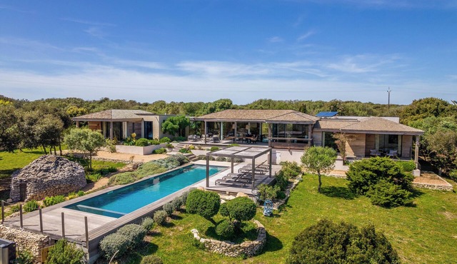 Magnificent recent villa, sea view of the Lavezzi islands, near Sperone golf course