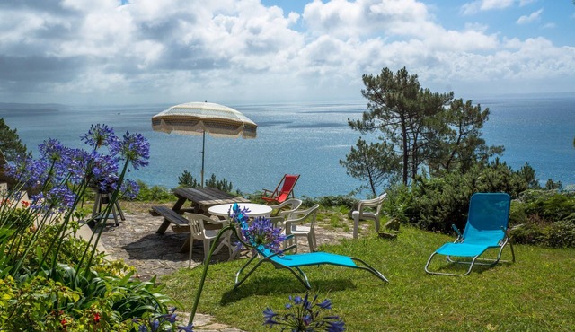 Magnificent sea views from this large house in a heavenly location