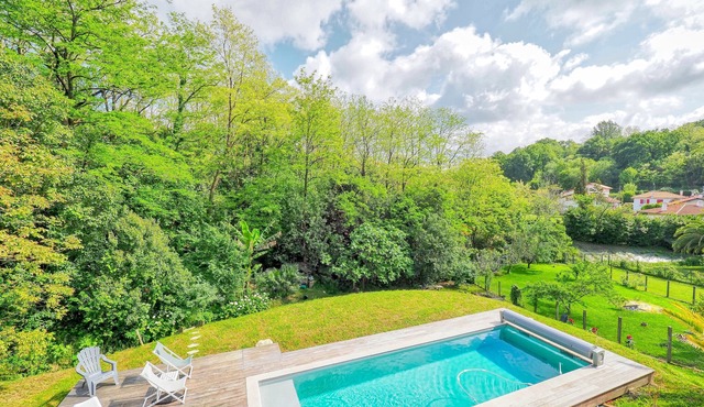 MAGNIFICENT VILLA WITH HEATED POOL + 5-10 MINUTE WALK TO THE BEACH
