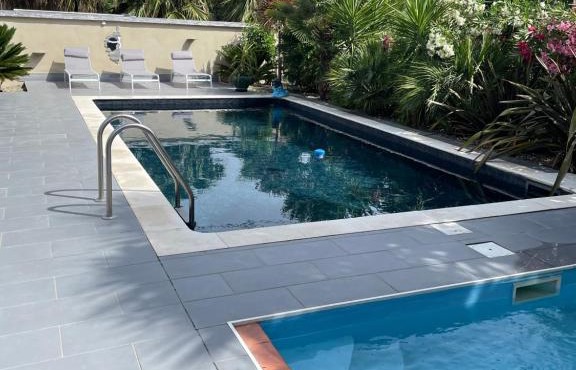 Maison 9 couchages avec piscine et jardin au calme