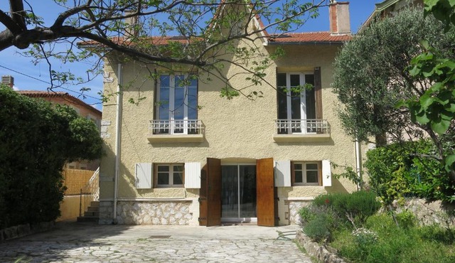 Maison avec jardin sur une colline