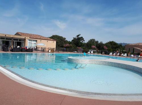 Maison conviviale à Aubignan avec piscine partagée