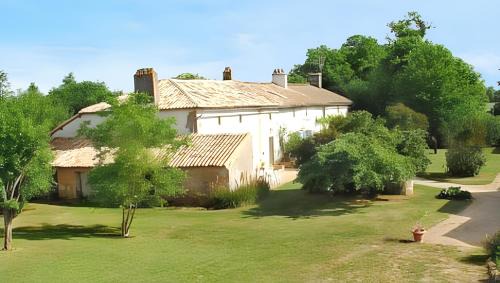 Maison de charme avec piscine et jardin à Saint-Vincent-la-Châtre
