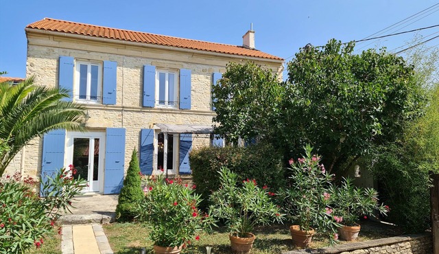 Maison de Vacances en Pierre Avec Piscine