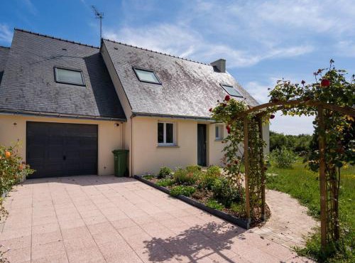 Maison familiale avec jardin clos, 4 pièces, 6 pers, proche plage et commerces, Wifi, parking inclus. - FR-1-477-192