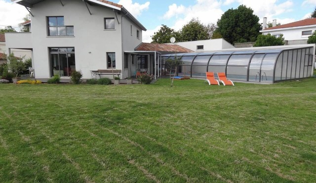Maison Familiale, Avec Grande Piscine Couverte