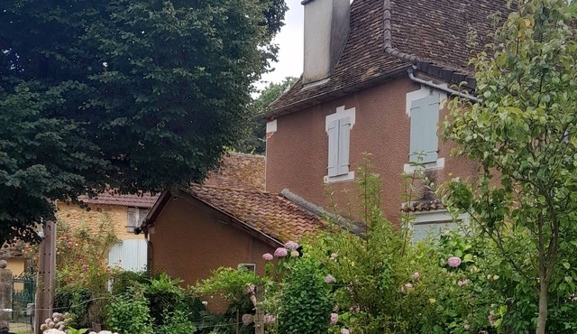 Maison de Campagne Fleurie, Calme , Entourée d un Grand Jardin