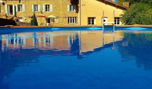 Maison spacieuse avec piscine privée à Saint-Cernin-de-l'Herm