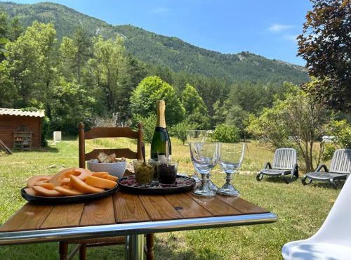 Maison spacieuse à Castellane avec jardin et vue montagne