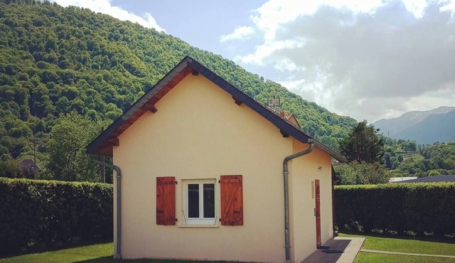 Maisonette on shared plot with private terrace and private passageway.