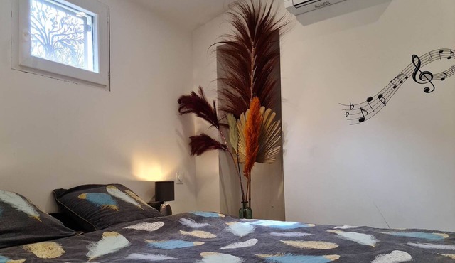 Maisonnette 40 m2 with terrace swimming pool view Ste Victoire parking