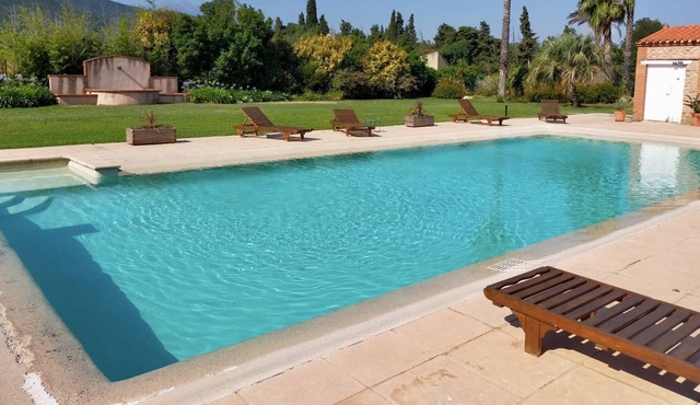 MAS CLASSE 4 STARS WITH SWIMMING POOL ON 8000M ² OF GARDEN 30 MINS FROM THE BEACHES