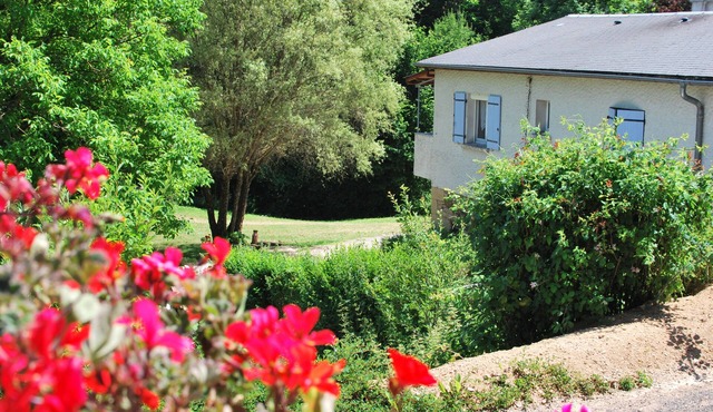 MAS DE BARTHE COTTAGE: IN THE HEART OF THE COUNTRYSIDE BY A STREAM *