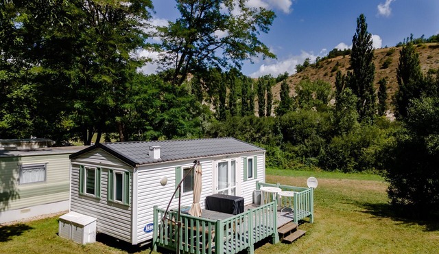 Mobile Home 'Le Cocon' with Shared Pool, Private Terrace and Wi-Fi