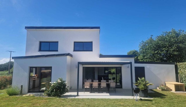 Modern and calm 4-bedroom home, 4-star, close to the Sea & GR34, Moëlan-sur-Mer