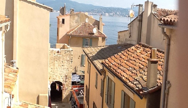 Modern roof terrace apartment in central St. Tropez with sea view