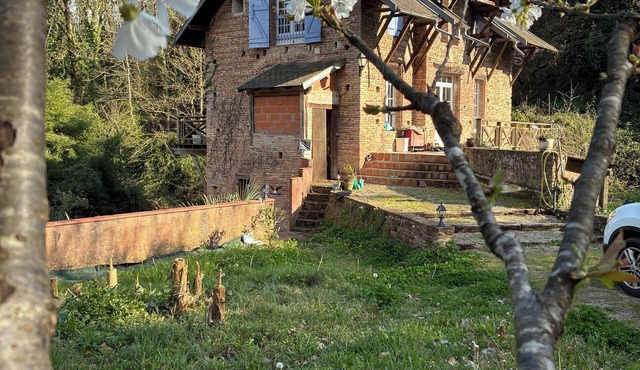 Mouline in a green setting and private swimming pool not overlooked