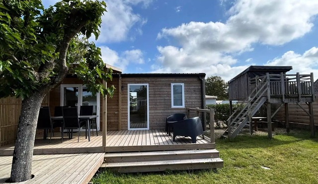 NATURE Collection - 2-bedroom mobile home with a playhouse for children, sleeps 4