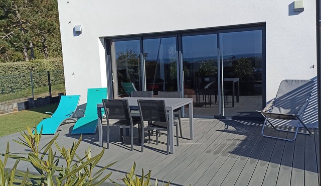 New single-storey house, small sea view