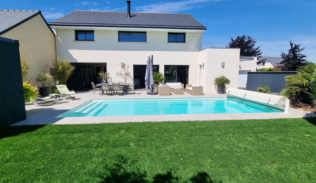 Nice Contemporary House With Heated Pool and Jacuzzi
