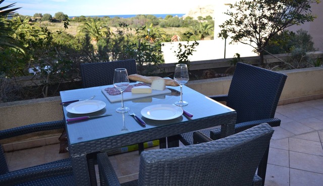 Nice modern apartment air-conditioned ground floor with sea view, large terrace.