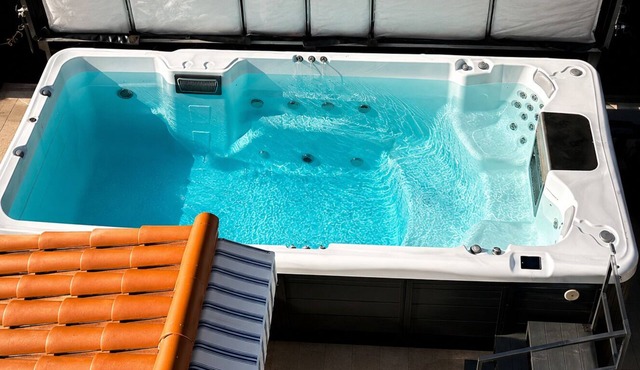 Nice Modern apartment with heated pool, terrace, garage and streetcar 2 min away