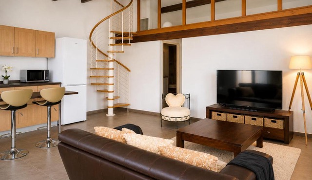 Nouveau - L'Ensoleillé Terrasse & Atypique - 10 Min Plages - Serenité & Confort - IDEAL FAMILLE Parking et Wifi Gratuit - OFFRE SPECIALE