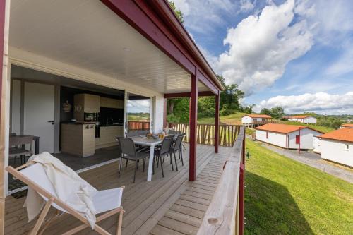 Oihana grand chalet de 2 à 6 pers, chambre parentale, 2 sdb, climatisé, piscine vue et calme à Hasparren-Pays Basque