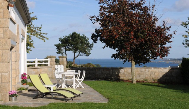 Opened SEA VIEW, BEACH 10 min. by foot, large GARDEN, TV ENGLISH channels
