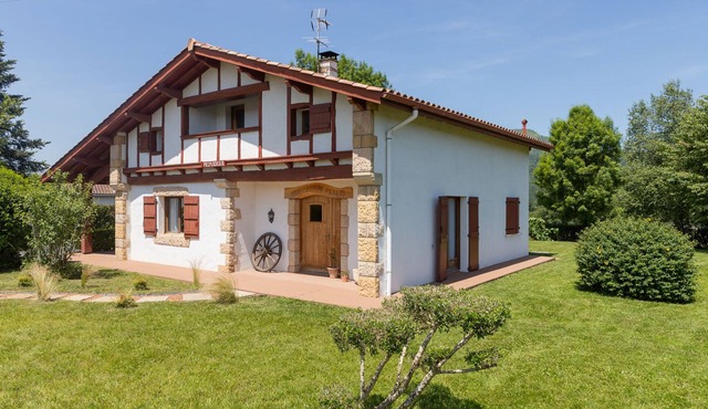 Peaceful setting with a view, 2 km from Saint-Jean-Pied-de-Port