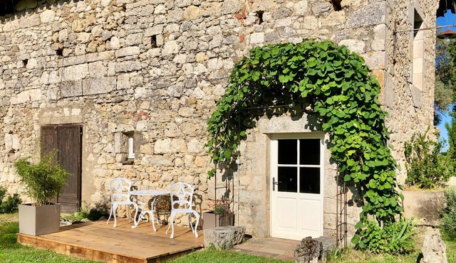 Peaceful Stay at Gîte du Château des Fours in Historic Cumont