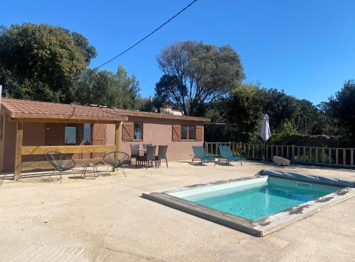 Petit chalet d’été avec piscine privée chauffée