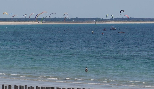 Plage sable blanc,gavres océan ,voile et kite surf,peche à pied.