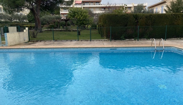 Pleasant modern studio with swimming pool, 8 minutes from the sea on foot