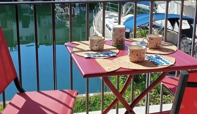 Port Grimaud - Studio Cab 4 person - Harbor view - access to St Tropez by sea.