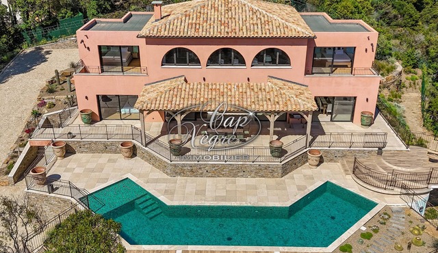 Prestigious property with a pool and panoramic sea view in Cap Nègre