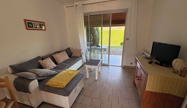 Pretty T2 house with terrace not overlooked and swimming pool